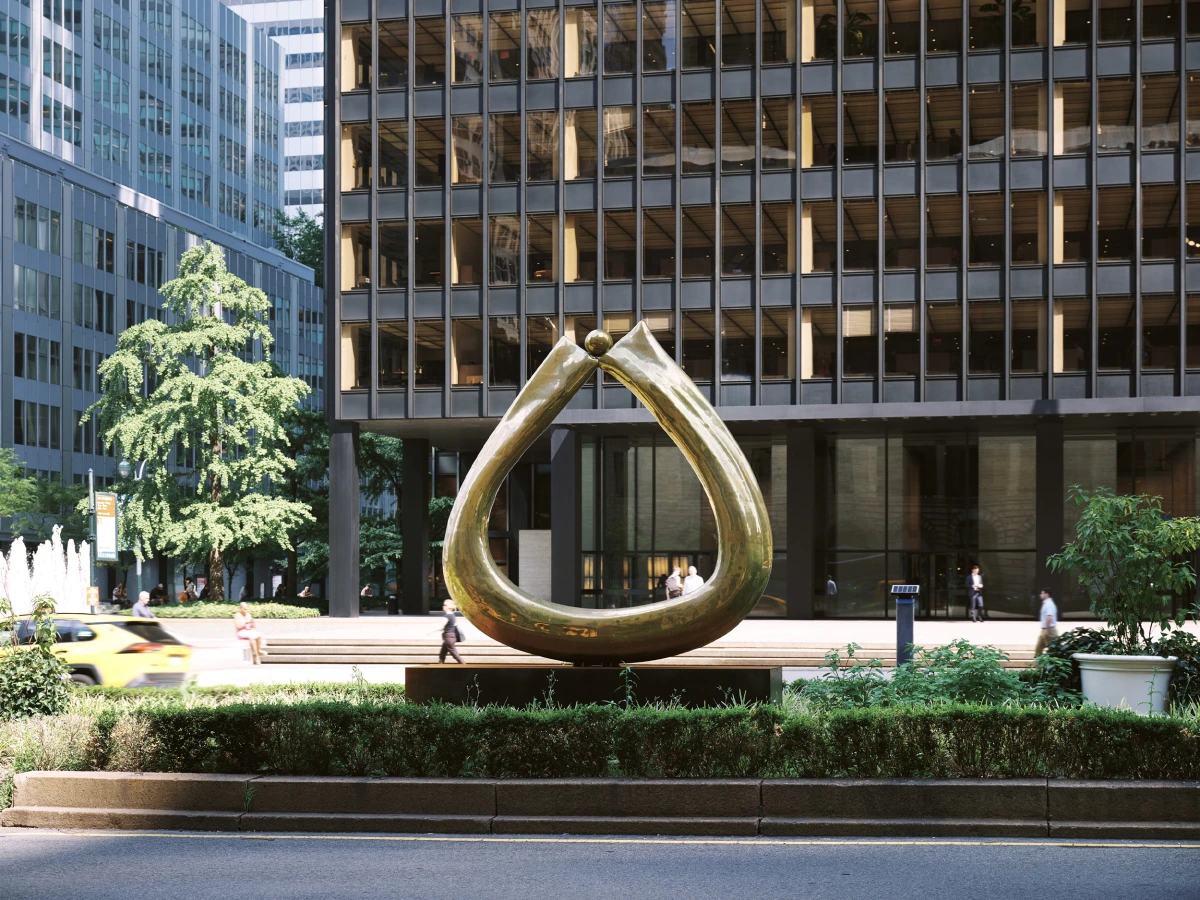 Exposition d'œuvres d'Alma Allen sur Park Avenue, à New York, été 2025. Photo : D.R. Courtesy Kasmin Gallery