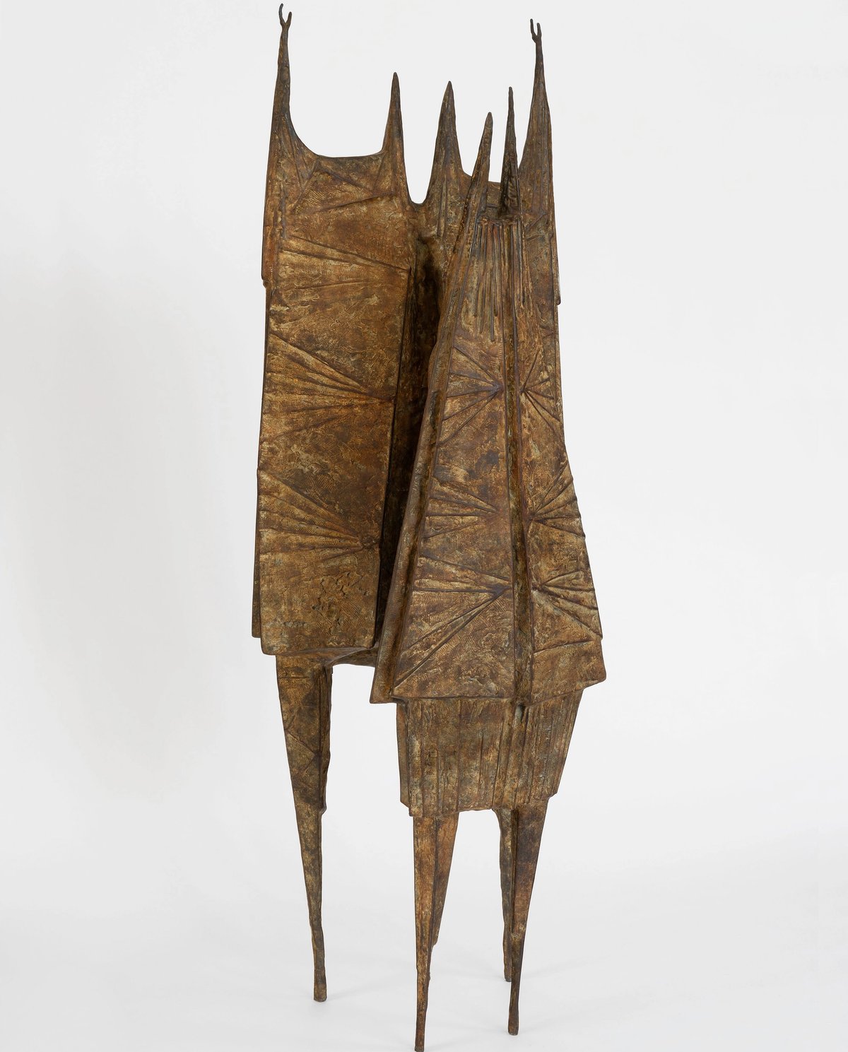 Lynn Chadwick, Teddy Boy and Girl, 1955, 185 x 64 x 55 cm. Courtesy of the Lynn Chadwick Estate and Perrotin