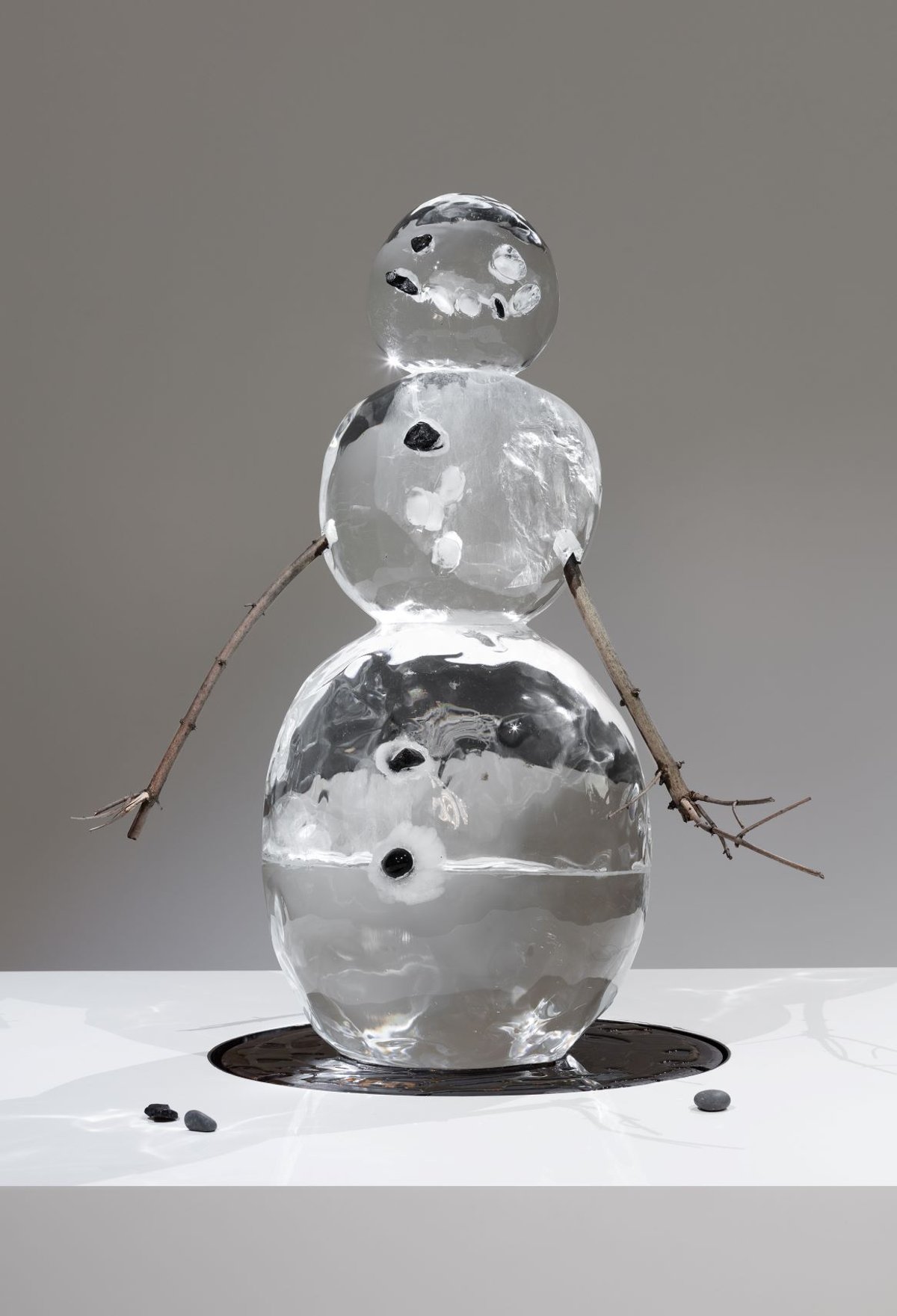 Philippe Parreno, Iceman in Reality Park, 1995-2019, glace taillée, pierres, bâtons en bois, installation sonore. Vue de l’exposition « Philippe Parreno. Manifestations », Esther Schipper, Berlin, 2020. Courtesy de l’artiste et Esther Schipper, Berlin. Photo Andrea Rossetti.