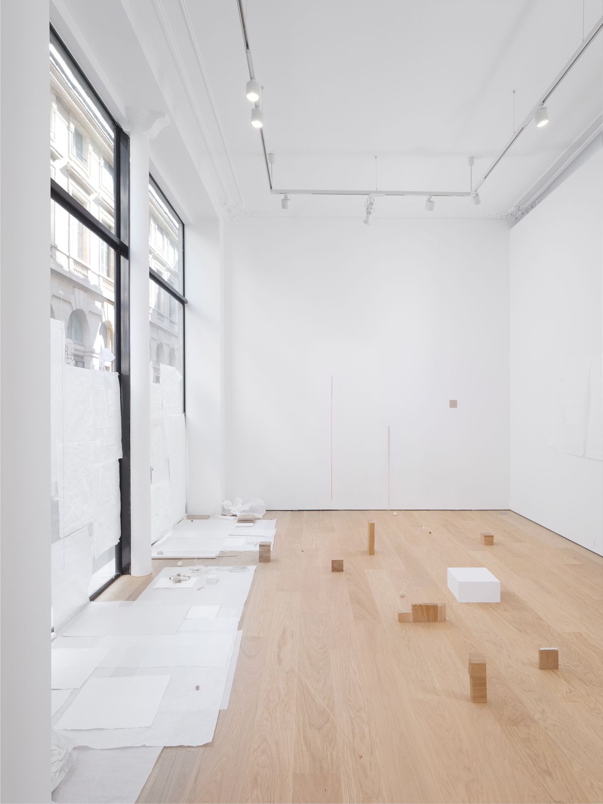 Vue de l’exposition « Fernanda Gomes » chez Peter Freeman, Inc., Paris. Photo Aurélien Mole. Courtesy de l’artiste / Peter Freeman, Inc. et Galerie Peter Kilchmann. © Fernanda Gomes, 2025.

