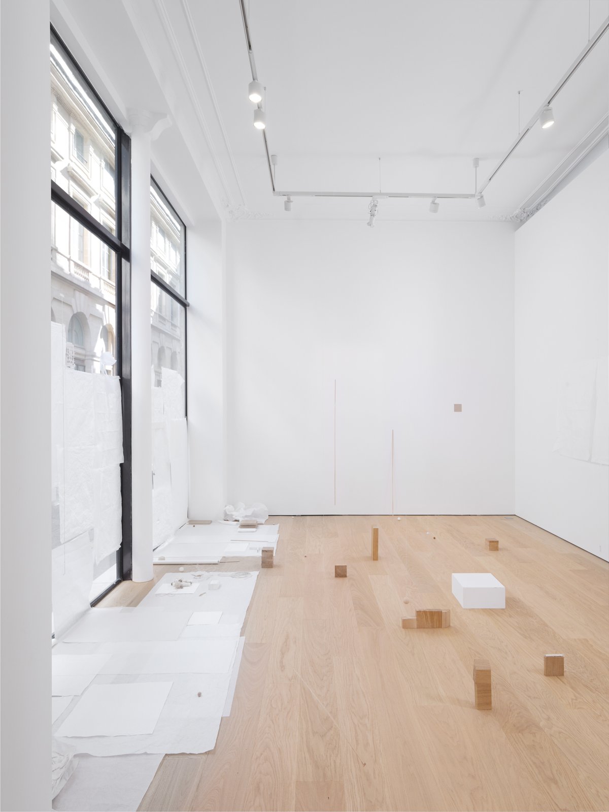 Vue de l’exposition « Fernanda Gomes » chez Peter Freeman, Inc., Paris. Photo Aurélien Mole. Courtesy de l’artiste / Peter Freeman, Inc. et Galerie Peter Kilchmann. © Fernanda Gomes, 2025.