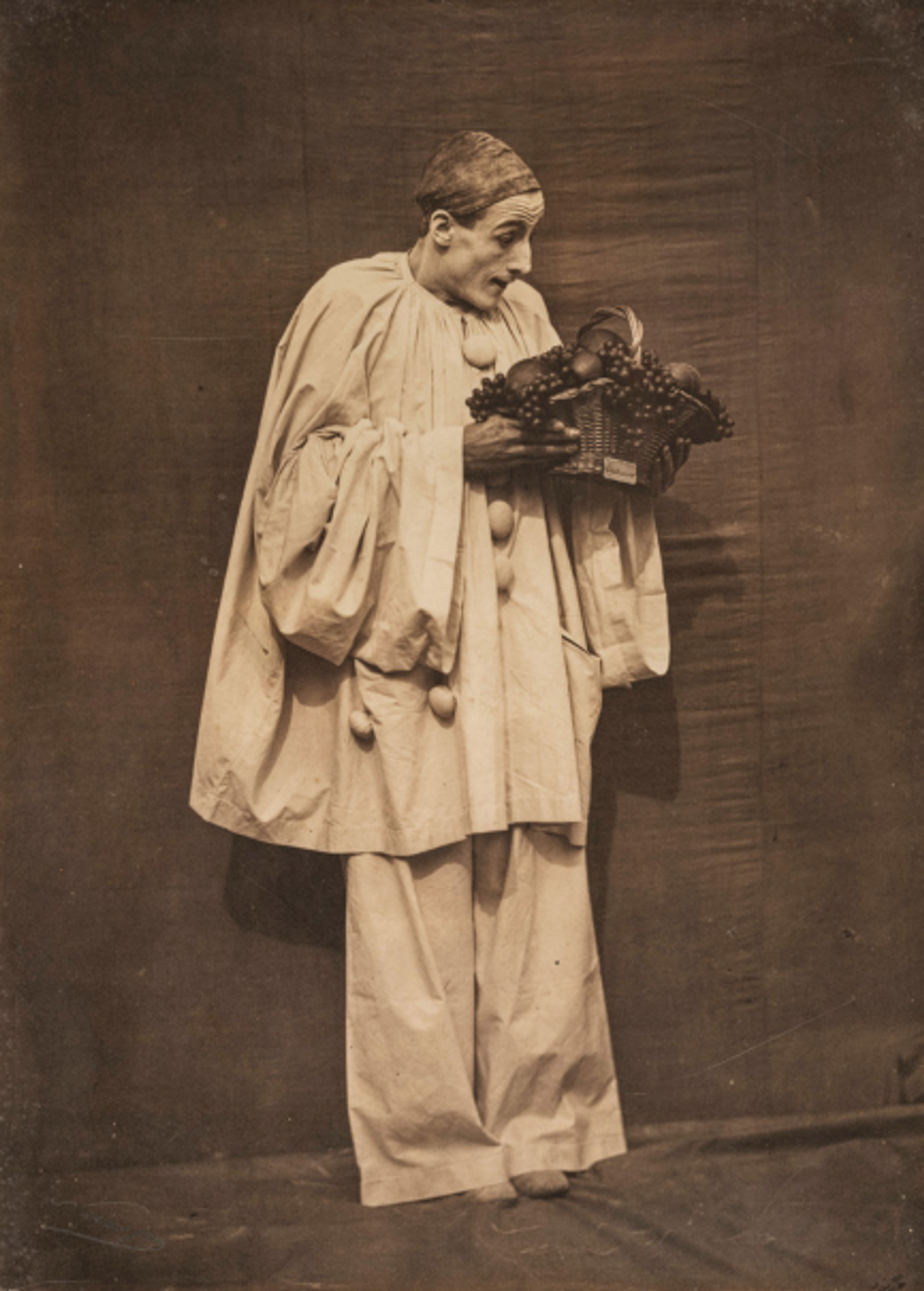 Félix Nadar et Adrien Tournachon, Pierrot à la corbeille de fruits,
vers 1854, épreuve sur papier à la gélatine tannée, est. 120 000-150 000 euros. © Millon