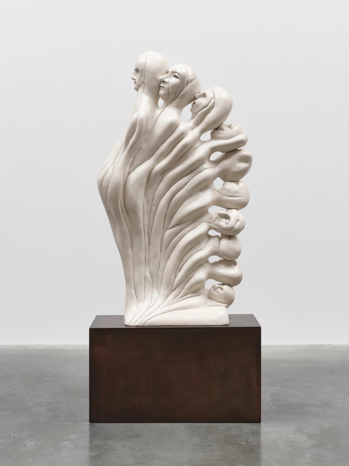 Enrico David, Assumption of we, 2014-25, Plâtre polymère, graphite, supports en acier inoxydable et socle en acier cuivré patiné bronze, 200x91x 40 cm
© Enrico David. Photo © White Cube (Theo Christelis)