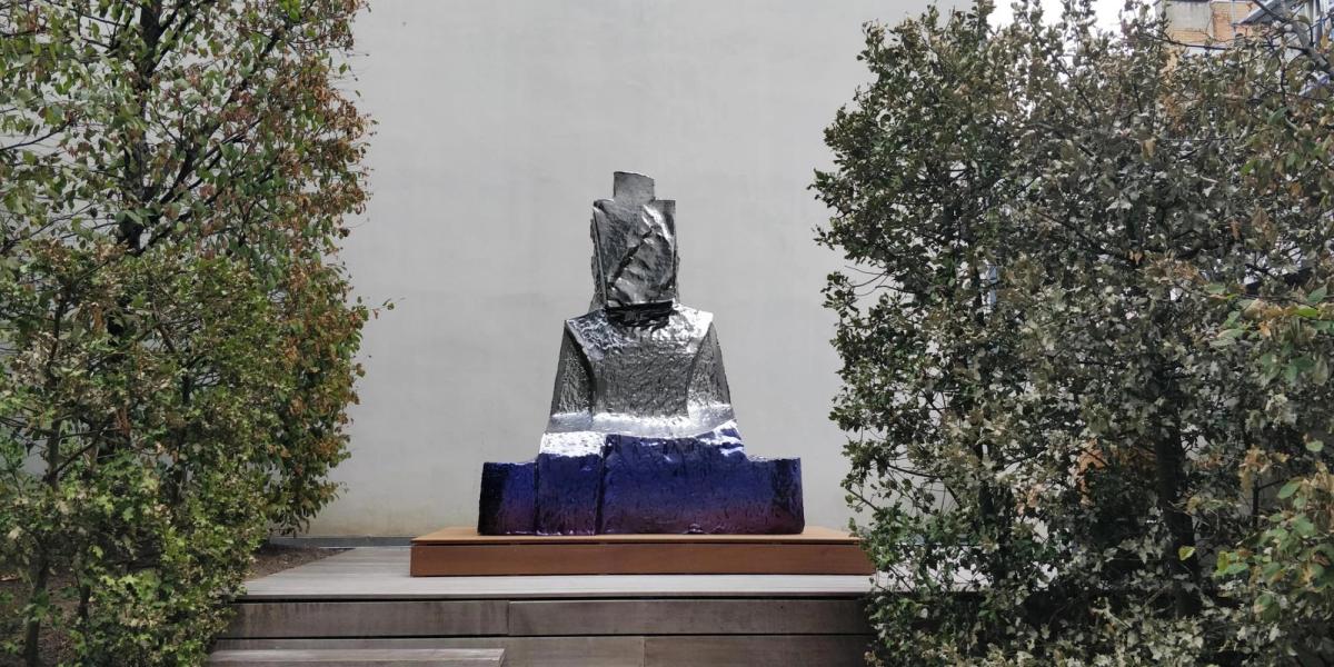 Xavier Mary, Oh my Buddha (XL, version sunset gradient), 2022, EPS haute densité, chromage par pulvérisation, vernis coloré dégradé, plate-forme en bois ipé, 210 x 180 x 105 cm sans le socle, édition 1 de 3 + 2 PA. Courtesy de l'artiste et galerie Baronian