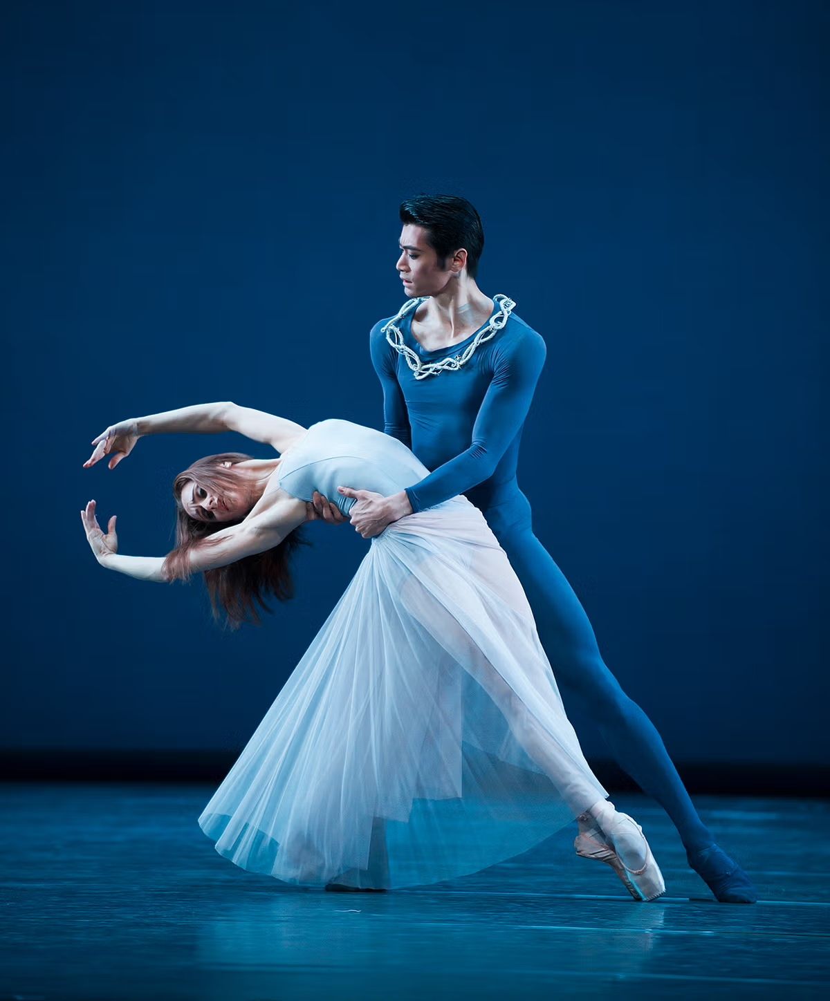 Les danseurs Marianela Núñez et Ryoichi Hirano dans une production de 2014 de Serenade de Balanchine. Ce ballet fera partie du programme Three Signature Works du Royal Ballet and Opera à Londres. Photo : Tristram Kenton/Royal Opera House/ArenaPAL