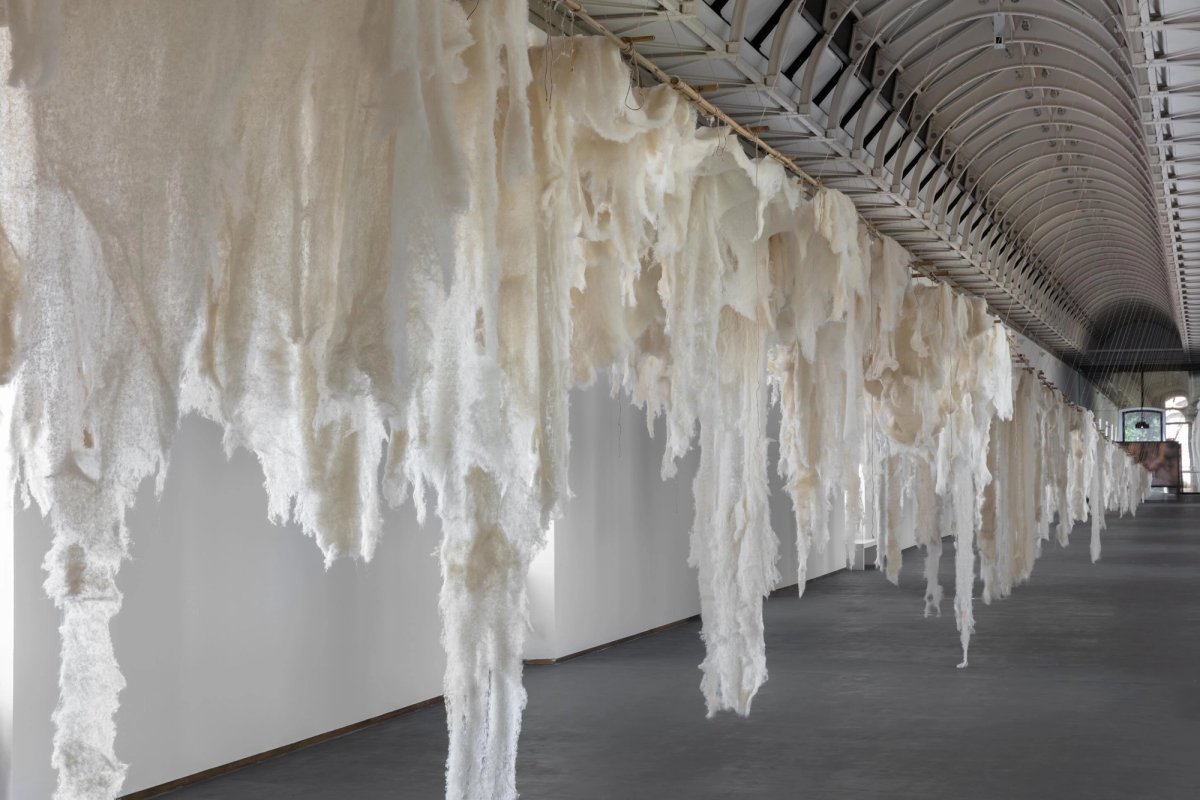 Vue de l’exposition « Cecilia Vicuña. El glaciar ido (The vanished glacier / Il ghiacciaio scomparso) », 2026, Castello di Rivoli Museo d’Arte Contemporanea, Rivoli-Turin. Photo Sebastiano Pellion di Persano. © CECILIA VICUÑA, by SIAE