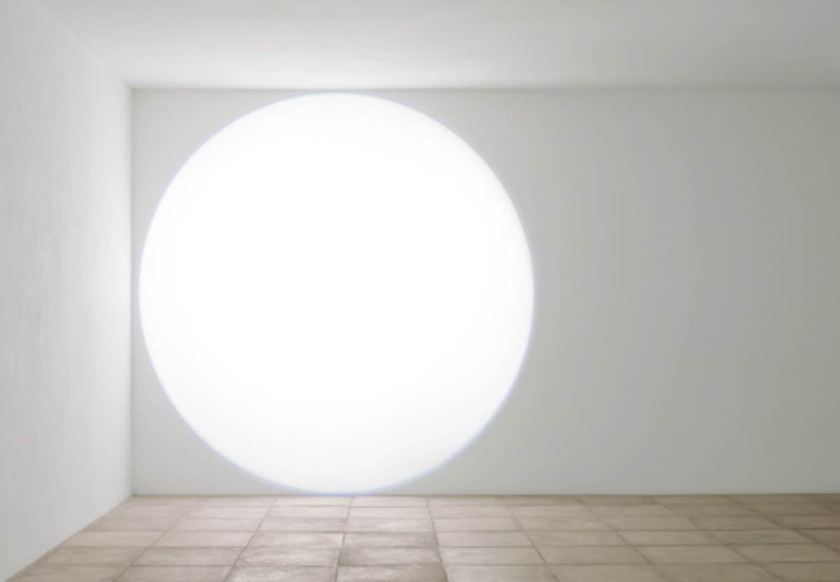 Michel Verjux, Poursuite au mur, à cheval sur deux surfaces (source haute), 2019, projecteur à découpe. © Michel Verjux. Courtesy de Scene/Room for Art, Binst Architects, Anvers