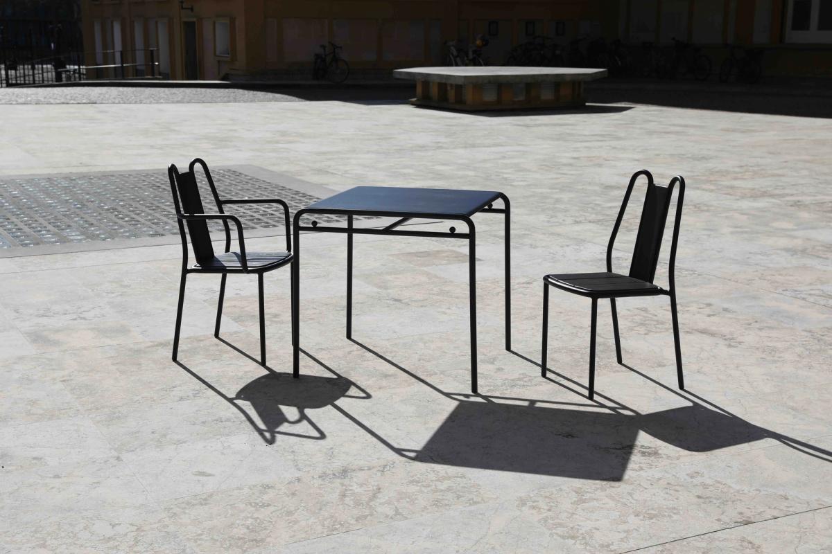 Mobiliers édité par Tectona pour la Villa Hegra. Courtesy Martha Bernot