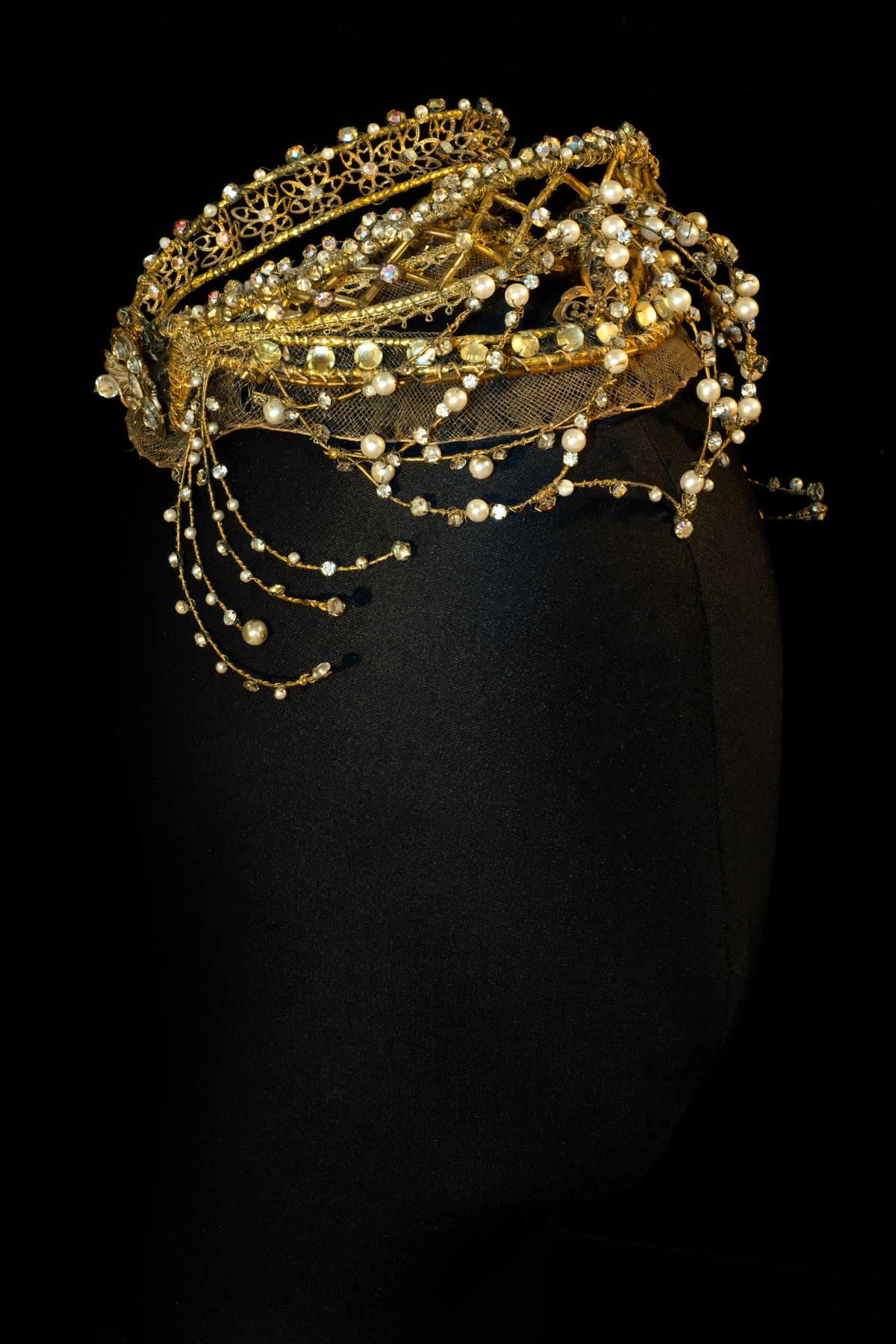 Nicholas Georgiadis, diadème d’Aurore dans La Belle au bois dormant de Rudolf Noureev, 1989, laiton, cordes de guitare et strass, Paris, Bibliothèque nationale de France.
Photo Charles Duprat/OnP