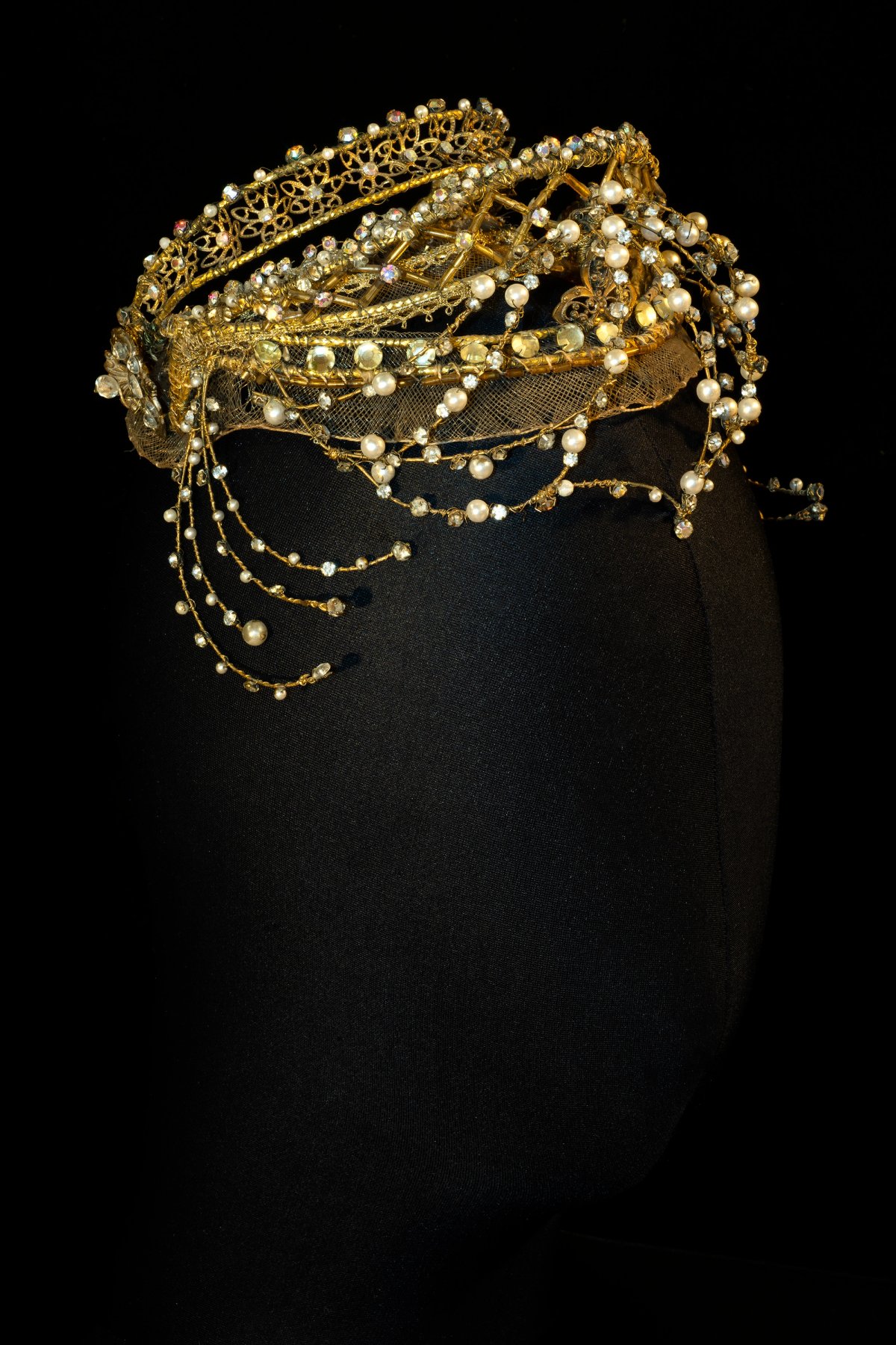 Nicholas Georgiadis, diadème d’Aurore dans La Belle au bois dormant de Rudolf Noureev, 1989, laiton, cordes de guitare et strass, Paris, Bibliothèque nationale de France.
Photo Charles Duprat/OnP