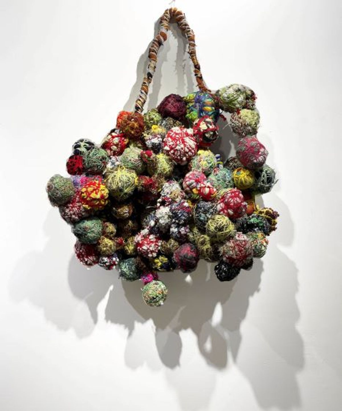 Hyacinthe Ouattara, Constellation organique 4, 2022, nœuds, fils et coutures.
© Hyacinthe Ouattara. Courtesy de 193 Gallery