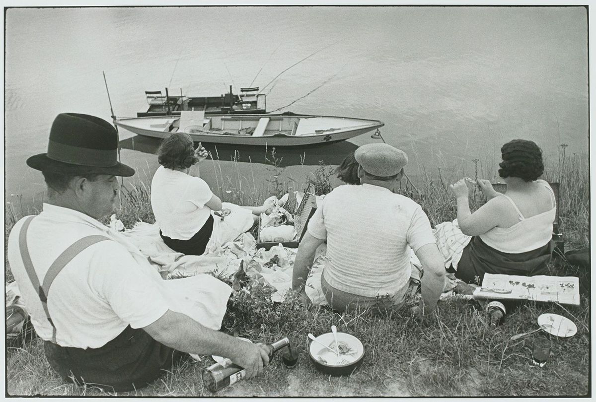Henri Cartier-Bresson, Dimanche sur les bords de la Seine, France (1938). Cette photographie a marqué Annie Leibovitz alors qu’elle n’était encore qu’une jeune étudiante en peinture à San Francisco. © Fondation Henri Cartier-Bresson/Magnum Photos