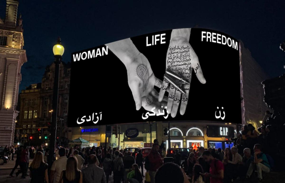 Des manifestants se sont rassemblés le 3 octobre en soutien aux femmes iraniennes à Piccadilly Circus, à Londres, devant le projet Woman Life Freedom de Shirin Neshat. Courtesy de Circa et de l'artiste