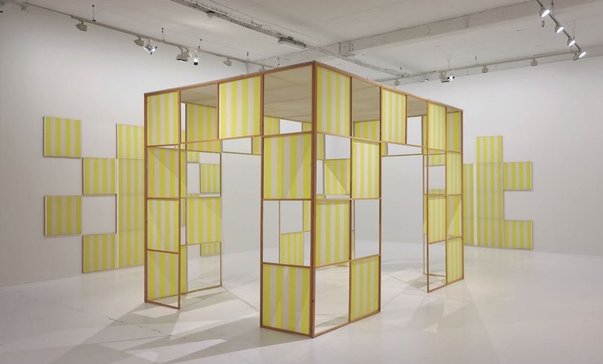 Vue de l’exposition « Pom Pom Pidou » au Tripostal, Lille, 2025 : Daniel Buren, Cabane éclatée n° 6 : les damiers, 1985, Paris, musée national d’Art moderne – Centre Pompidou. © Daniel Buren. Courtesy de lille3000, Fiesta, 2025. Photo D.R.
