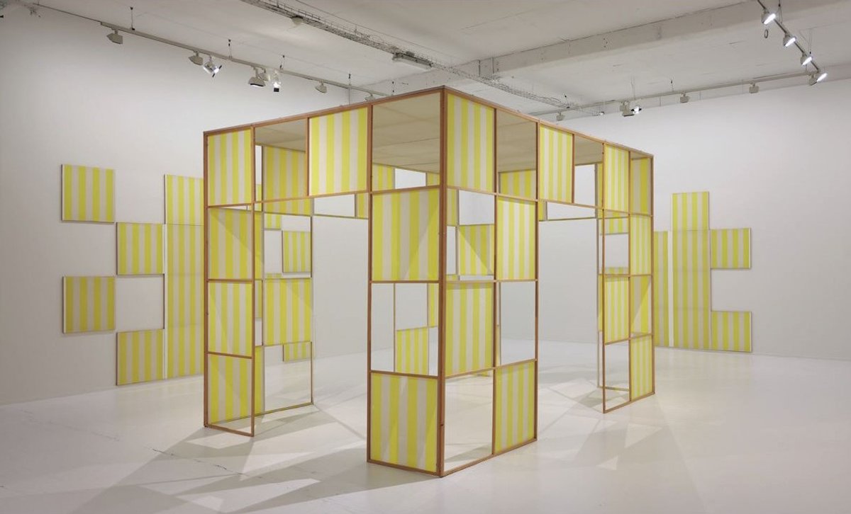 Vue de l’exposition « Pom Pom Pidou » au Tripostal, Lille, 2025 : Daniel Buren, Cabane éclatée n° 6 : les damiers, 1985, Paris, musée national d’Art moderne – Centre Pompidou. © Daniel Buren. Courtesy de lille3000, Fiesta, 2025. Photo D.R.