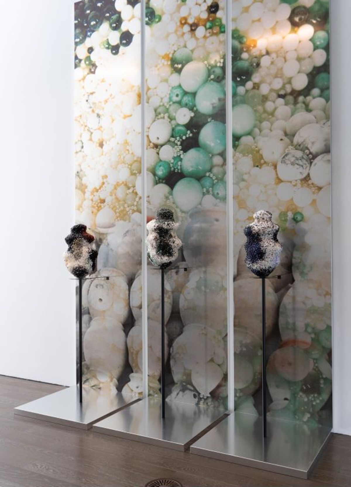 Pauline Guerrier et Desrues, Tako Tsubo, 2025, sculptures en perles et pierres semi-précieuses. Courtesy du 19M. Photo : Clarisse Aïn