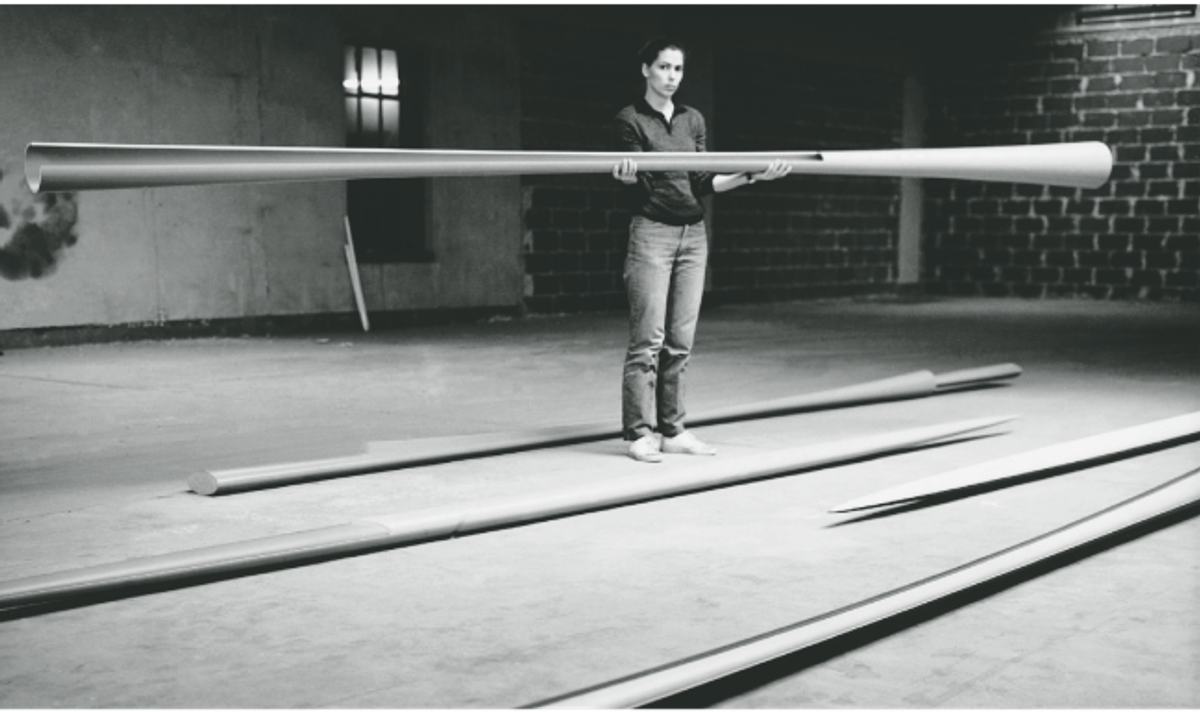 Isa Genzken dans son atelier, Düsseldorf, 1982. © Andreas Schön, courtesy galerie Buchholz, Berlin/Cologne/ New York. © 2020, ProLitteris, Zurich