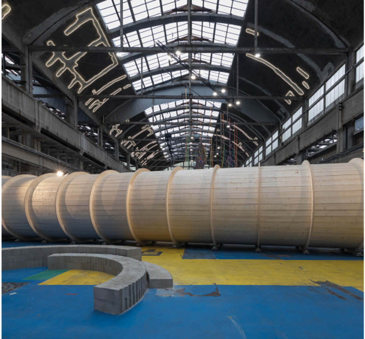 Hans Schabus, Monument for People on the Move, 2024, bois et fonte d’aluminium, Les Grandes Locos, Biennale de Lyon.

© Hans Schabus. Photo Jair Lanes