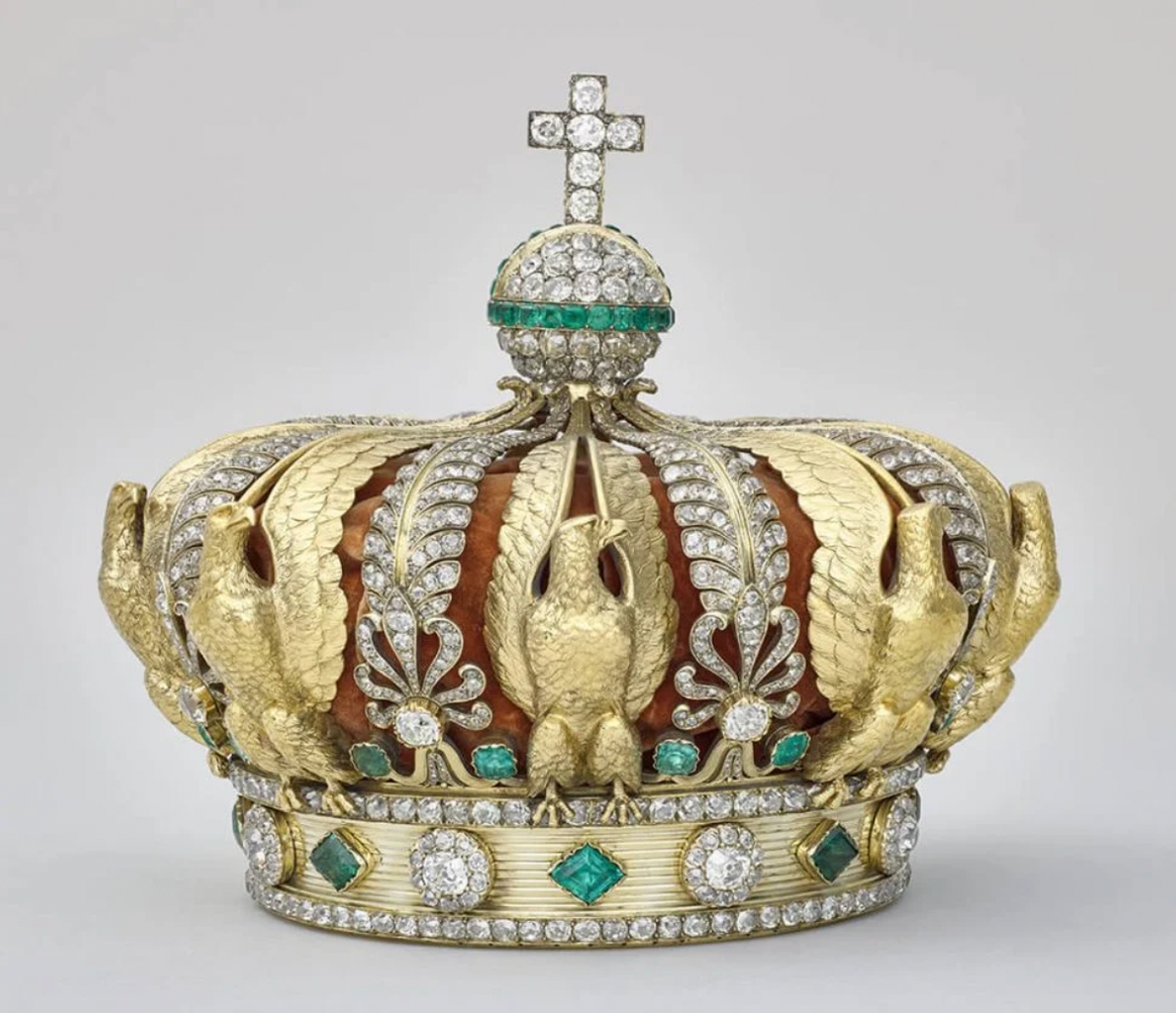 Alexandre-Gabriel Lemonnier, Couronne de l’impératrice Eugénie, avec son écrin, 1855,Or, diamants, émeraudes, cuir, 13 × 15 cm, collection du musée du Louvre, Paris.
© GrandPalais Rmn / Stéphane Maréchalle