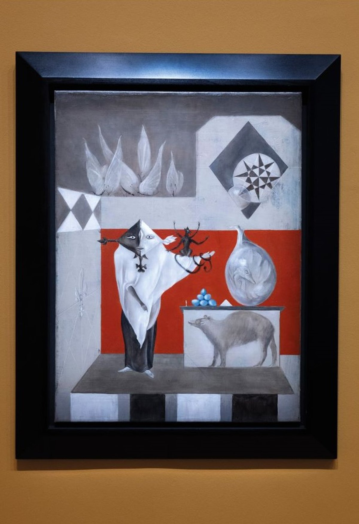 Vues de l’exposition « Leonora Carrington », El Nigromante (El Presagiador), 1950, huile sur toile, musée du Luxembourg, Paris, 2026. © GrandPalaisRmn. Photo Didier Plowy