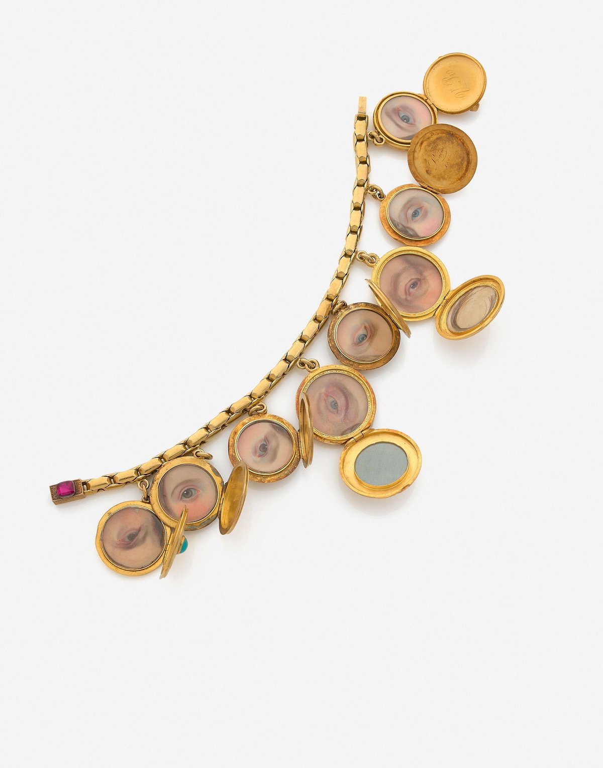Bracelet aux pendants ornés d’yeux en miniature, d’après Franz Xaver Winterhalter, or et gemmes, L. 18,5 cm. Don au musée Condé en mars 2024.
© GrandPalaisRmn - Domaine de Chantilly - Adrien Didierjean