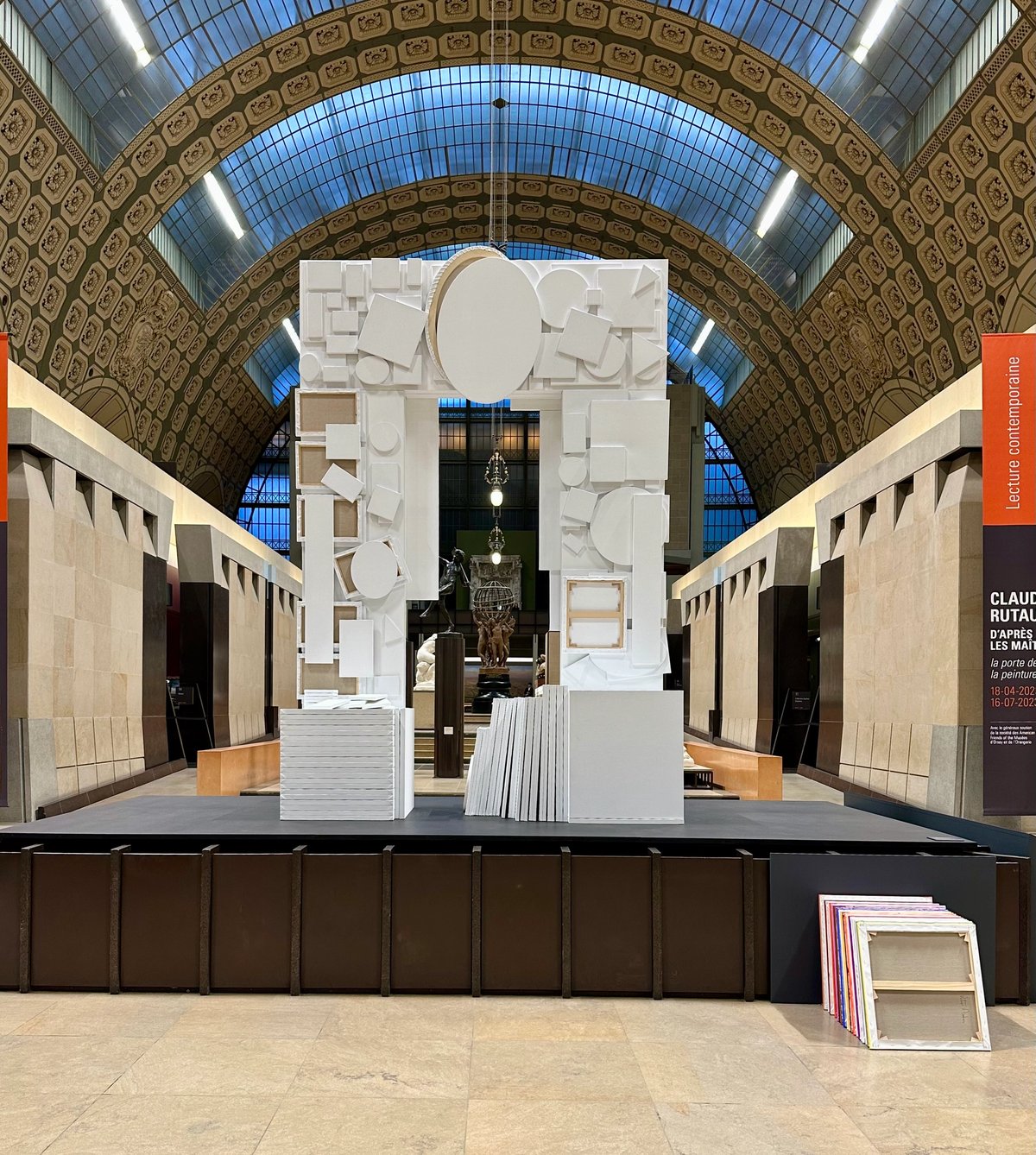 Claude Rutault, la porte de la peinture, maquette de Claude Rutault et Quentin Lefranc présentée dans la nef du musée d’Orsay, à Paris. À droite, les toiles des vingt-six artistes pour l’œuvre de Claude Rutault dé-finition/méthode 227. ça fait toujours ça de moins à faire, 1982. Photo : Philippe Régnier