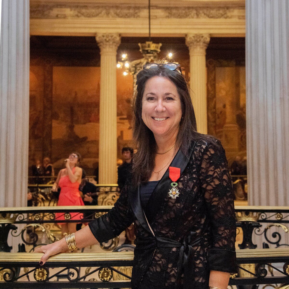 Katherine Fleming lors de sa cérémonie de remise de la Légion d'honneur à Paris, le 16 novembre 2022. Photo : Shun Kambe