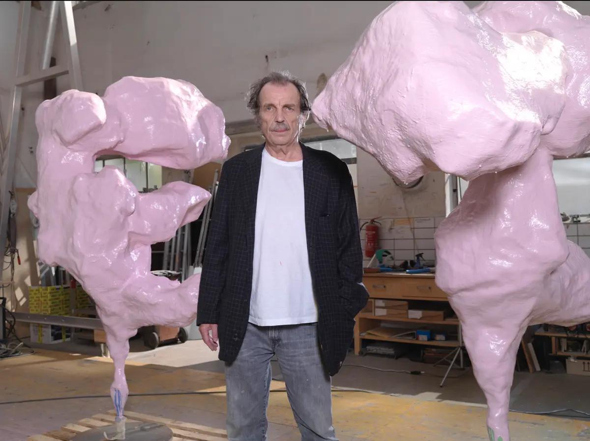 Franz West dans son atelier, en 2009. © roessle