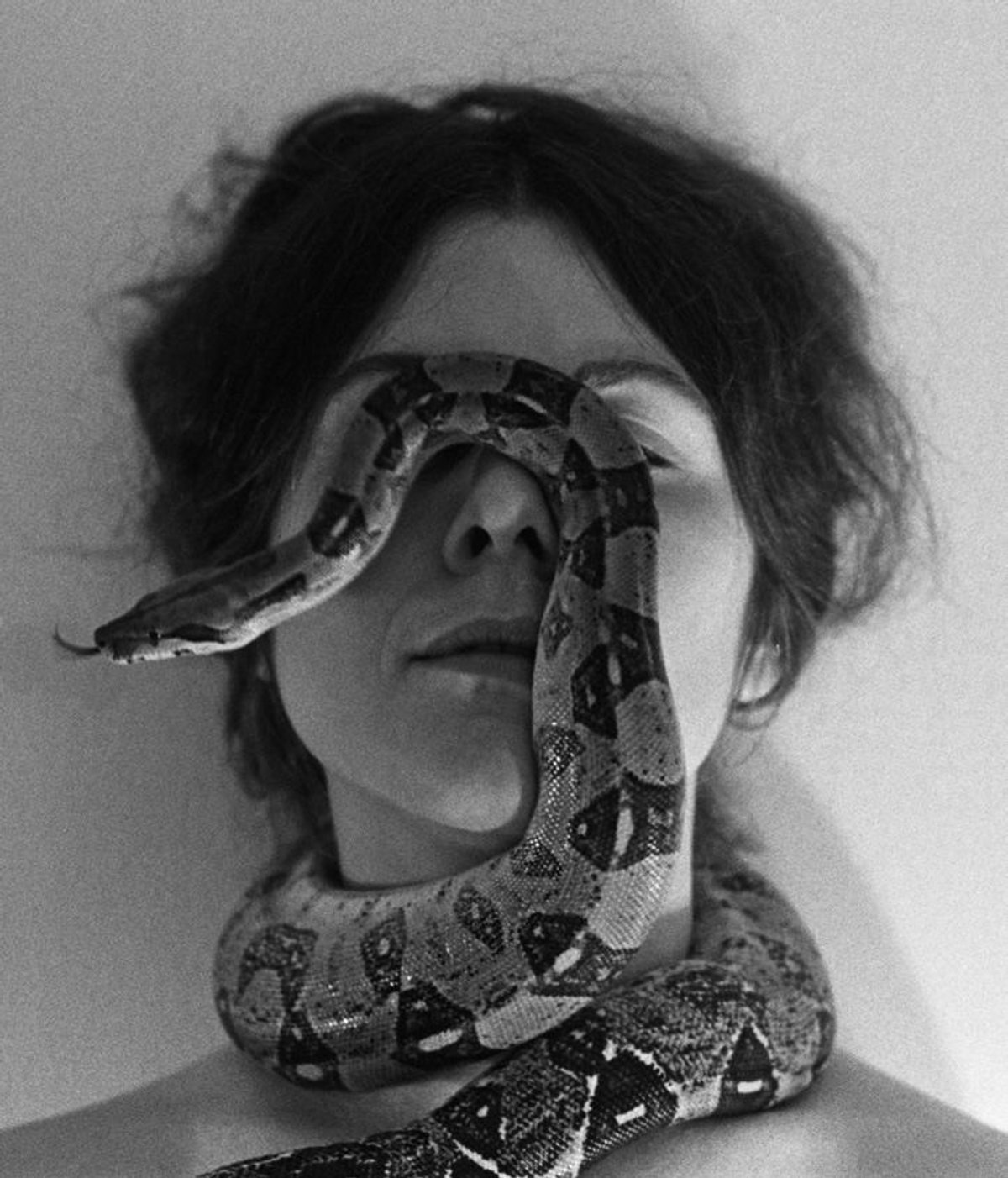 Jane Evelyn Atwood, Auto-Portrait (Serpent), 1979, épreuve gélatino-argentique. Courtesy de l’artiste, d’in camera galerie et de L. Parker Stephenson Photographs