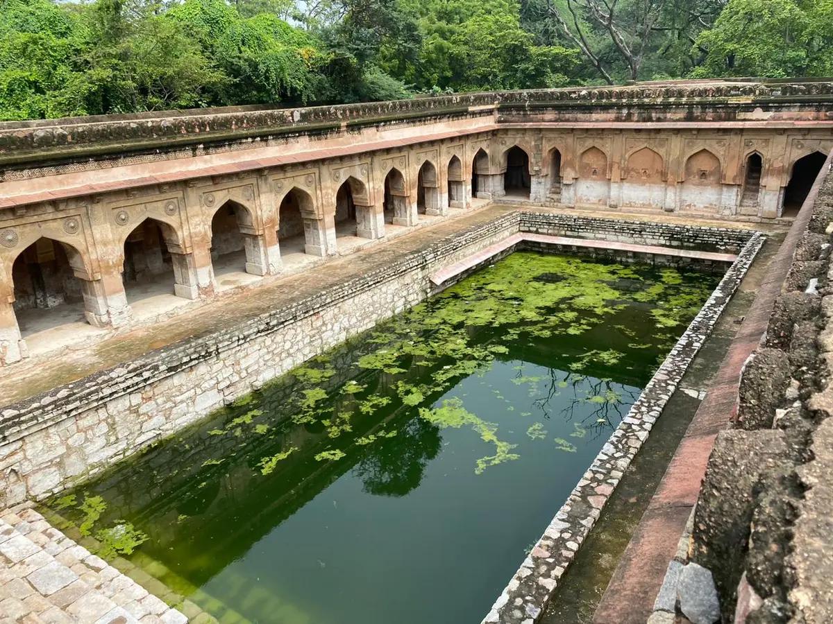 Réservoir d'eau à Rajon Ki Baoli dans le parc archéologique de Mehrauli, à New Delhi, en Inde. WMF