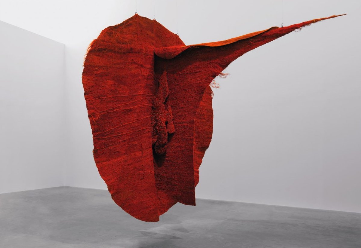 Magdalena Abakanowicz, Abakan rouge, 1969, sisal, Tate, Londres. © Marta Magdalena Abakanowicz-Kosmowska and Jan Kosmowski Foundation