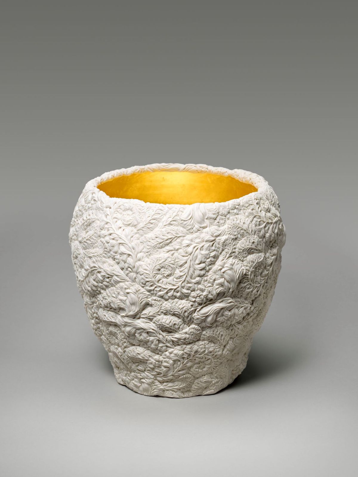 Hitomi Hosono, Zenmai (Fougères), 2016, Japon, biscuit de porcelaine et feuilles d’or. © RMN-Grand Palais (MNAAG, Paris) – Michel Urtado