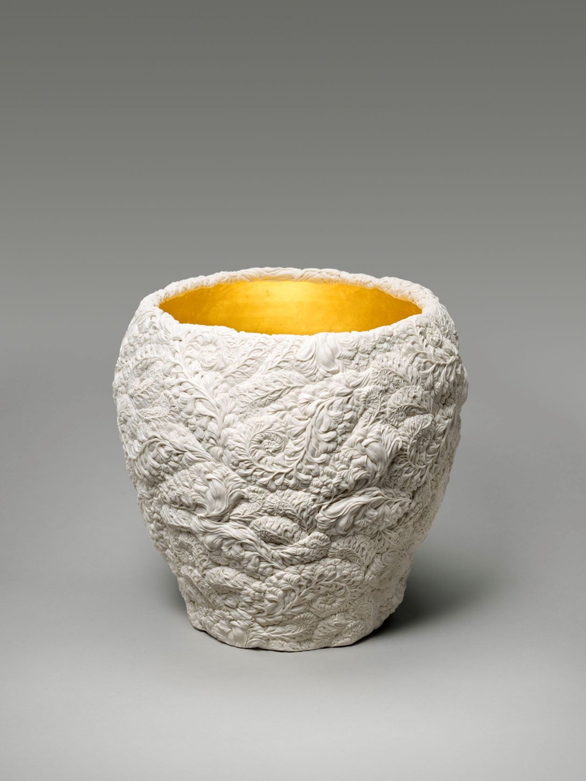 Hitomi Hosono, Zenmai (Fougères), 2016, Japon, biscuit de porcelaine et feuilles d’or. © RMN-Grand Palais (MNAAG, Paris) – Michel Urtado