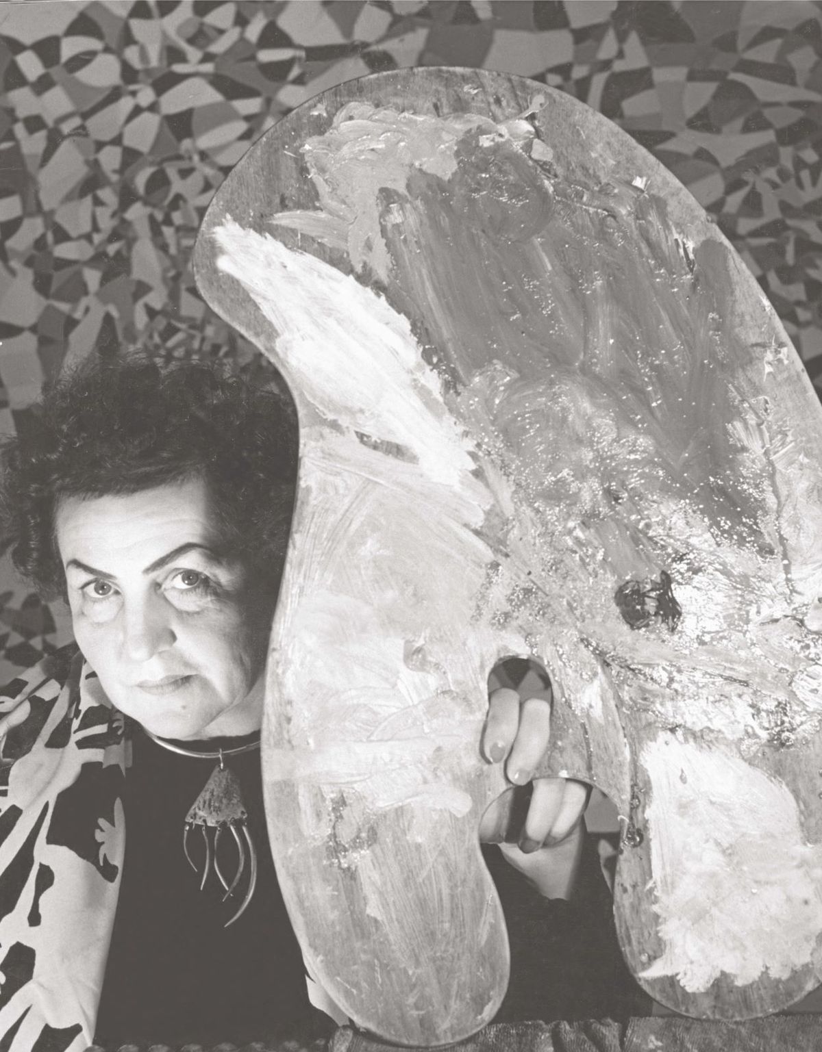 Fahrelnissa Zeid dans son atelier au 39, rue de Grenelle, Paris, vers 1954. © Raad Zeid Al-Hussein. Photo : © John Craven / The Raad Zeid Al-Hussein Collection