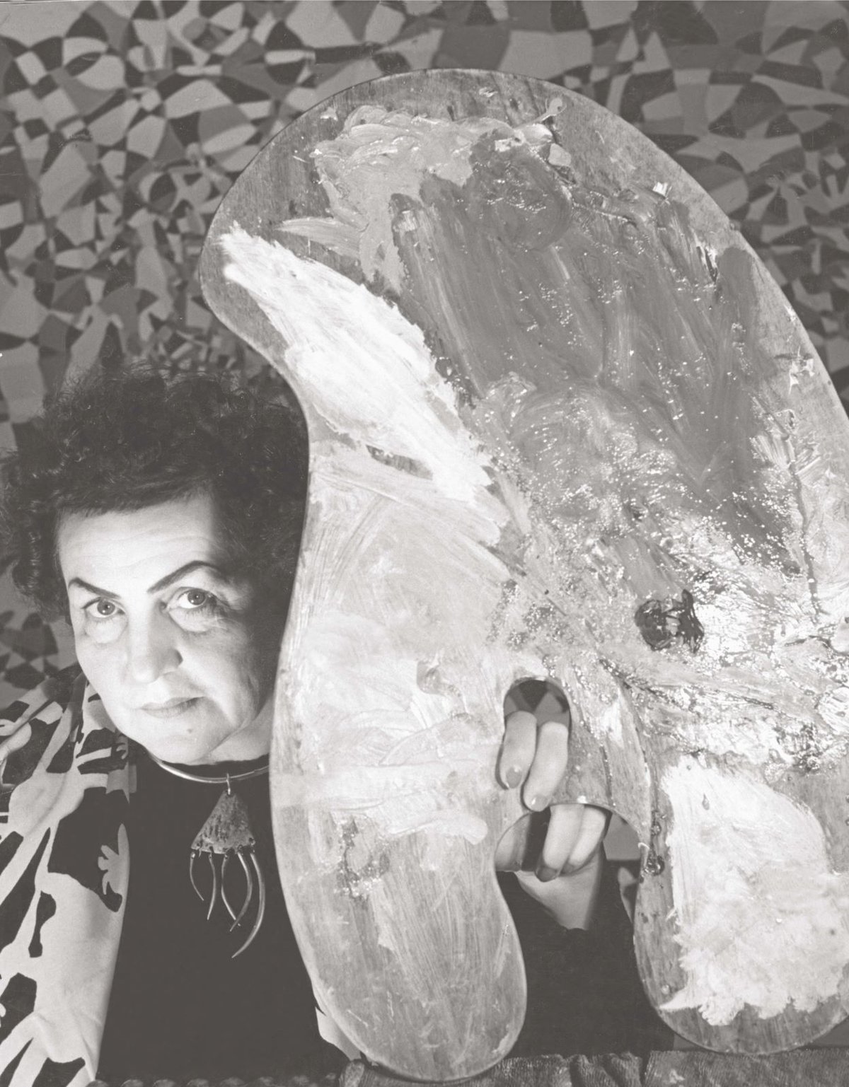 Fahrelnissa Zeid dans son atelier au 39, rue de Grenelle, Paris, vers 1954. © Raad Zeid Al-Hussein. Photo : © John Craven / The Raad Zeid Al-Hussein Collection