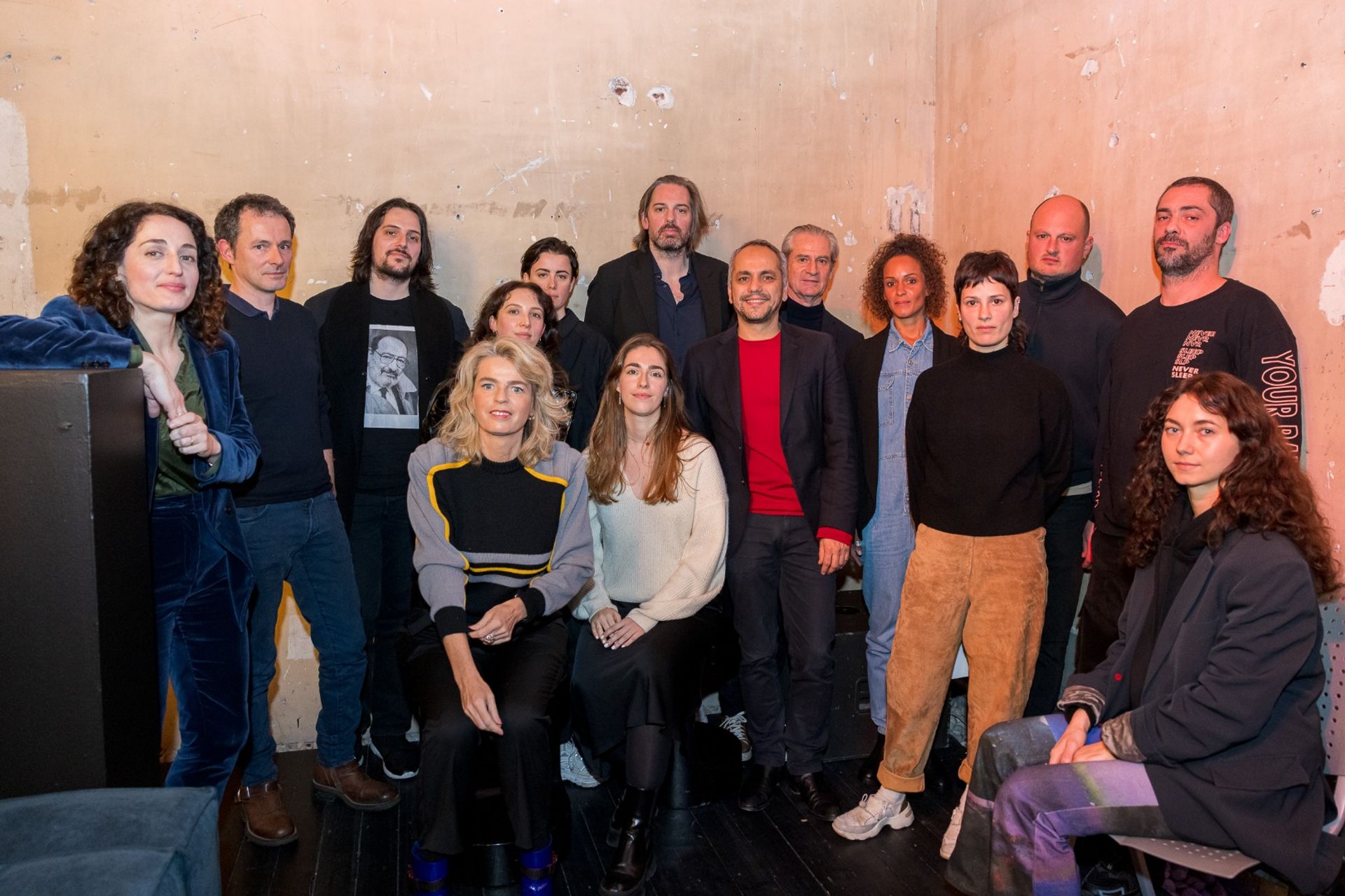 Alice Audouin et Guillaume Désanges entourés des douze lauréats du Prix Art Eco-conception 2023. Photo : Xavier Namor

