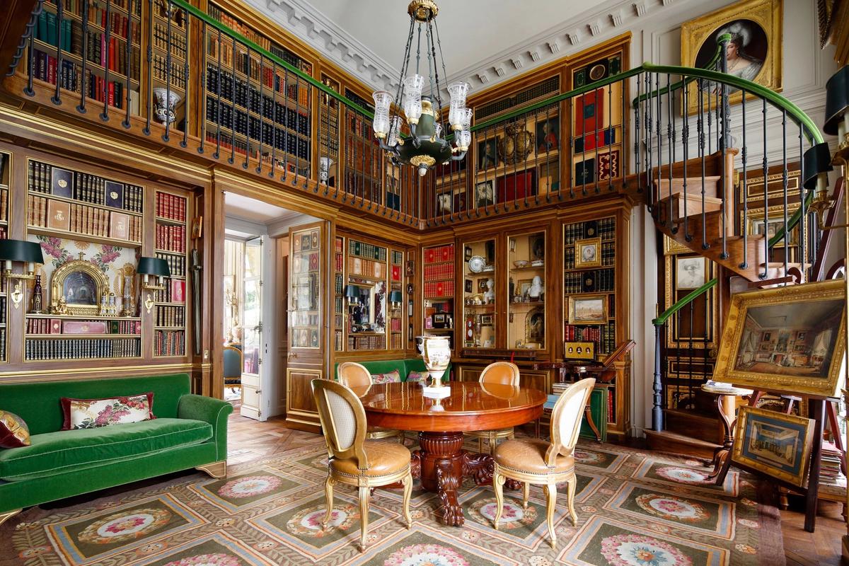 La bibliothèque d'Hubert Guerrand-Hermès, en grande partie consacrée à la duchesse de Berry. Courtesy Sotheby's 