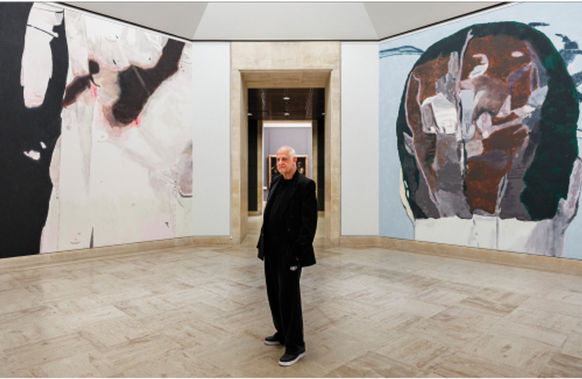 Luc Tuymans devant L’Orphelin, 2024, fresque in situ, département des Peintures, musée du Louvre, Paris, 2024. © Luc Tuymans et musée du Louvre. Photo Florent Michel