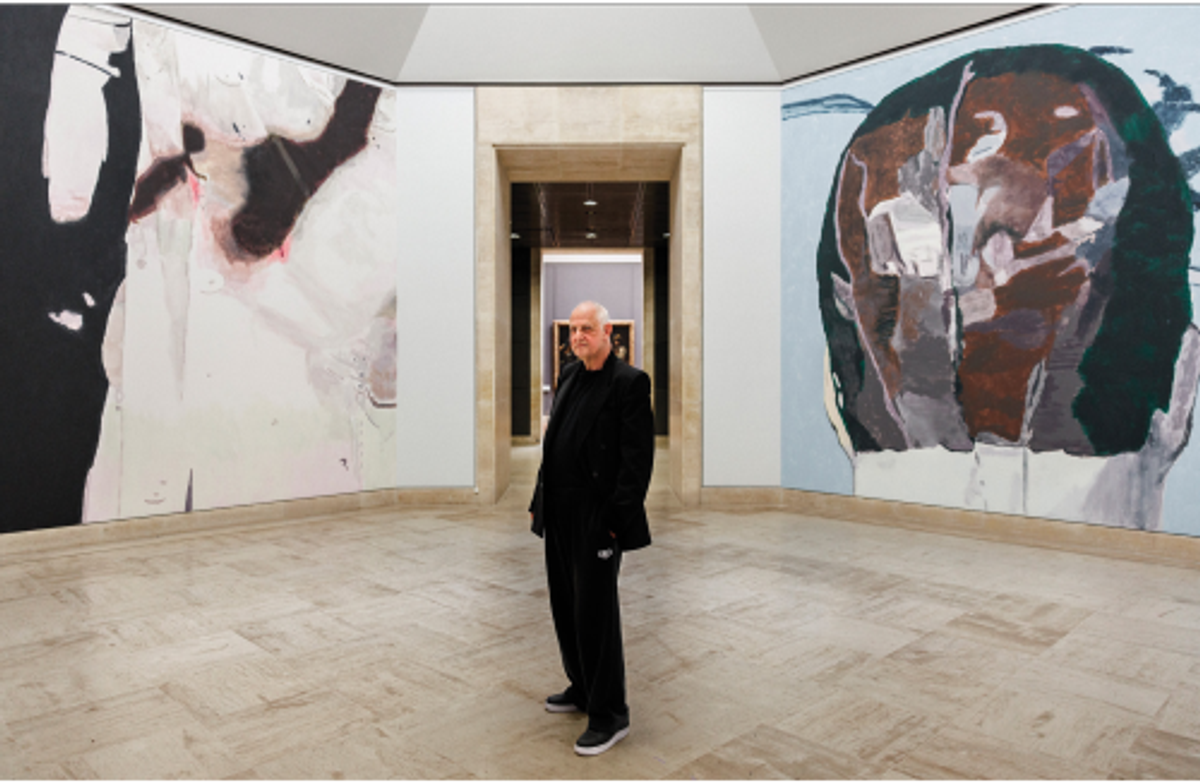 Luc Tuymans devant L’Orphelin, 2024, fresque in situ, département des Peintures, musée du Louvre, Paris, 2024. © Luc Tuymans et musée du Louvre. Photo Florent Michel