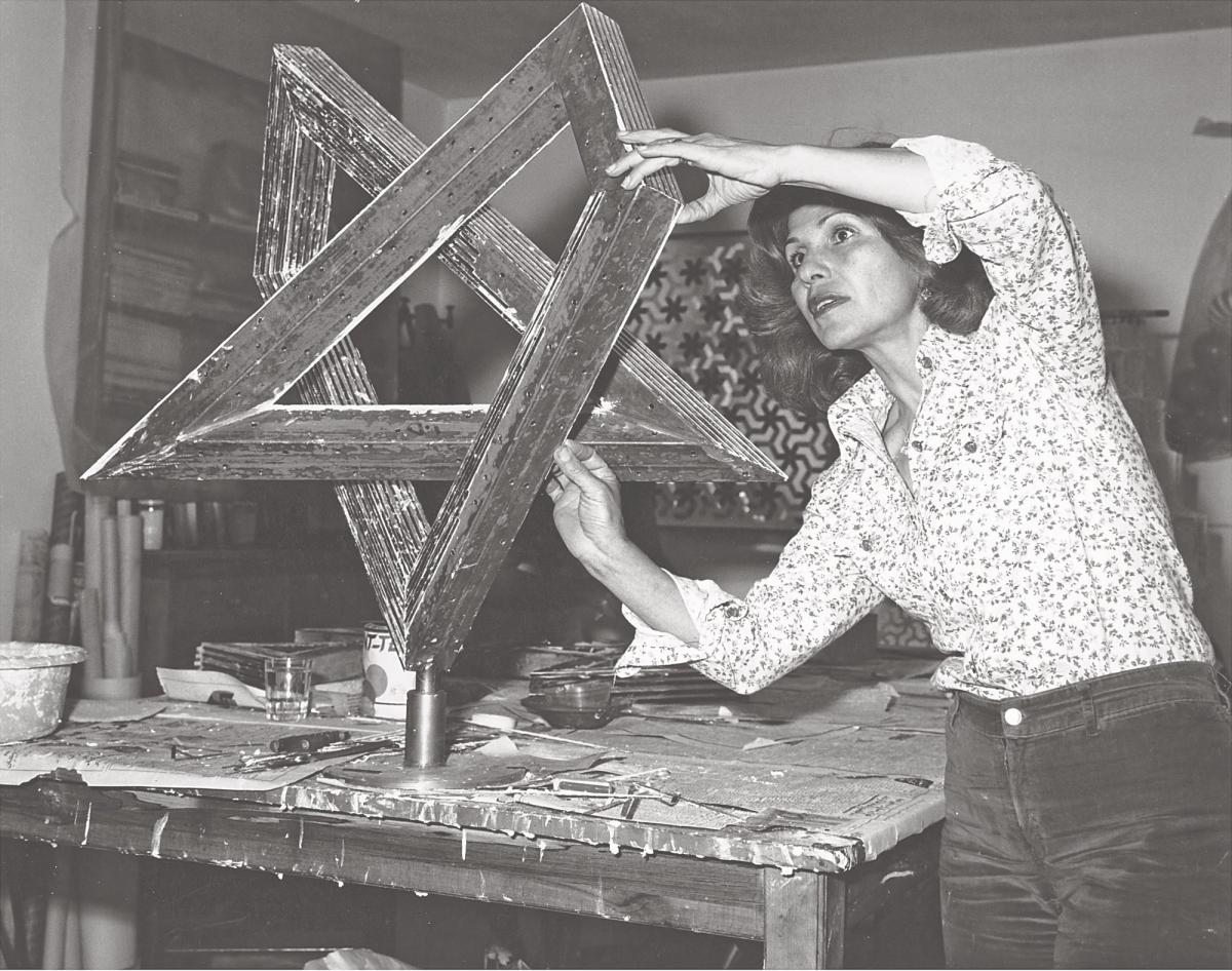 Monir Shahroudy Farmanfarmaian travaillant dans son atelier à Heptagon Star, à Téhéran, en 1975. © Estate of Monir Shahroudy Farmanfarmaian