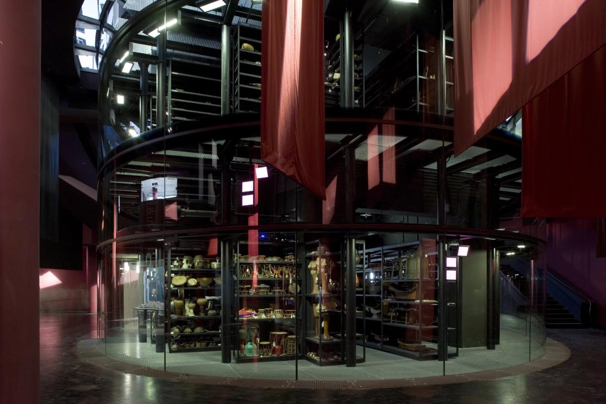 La tour de verre des instruments de musique réalisée grâce au mécénat de la Caisse des Dépôts. © Musée du quai Branly – Jacques Chirac. Photo : Nicolas Borel