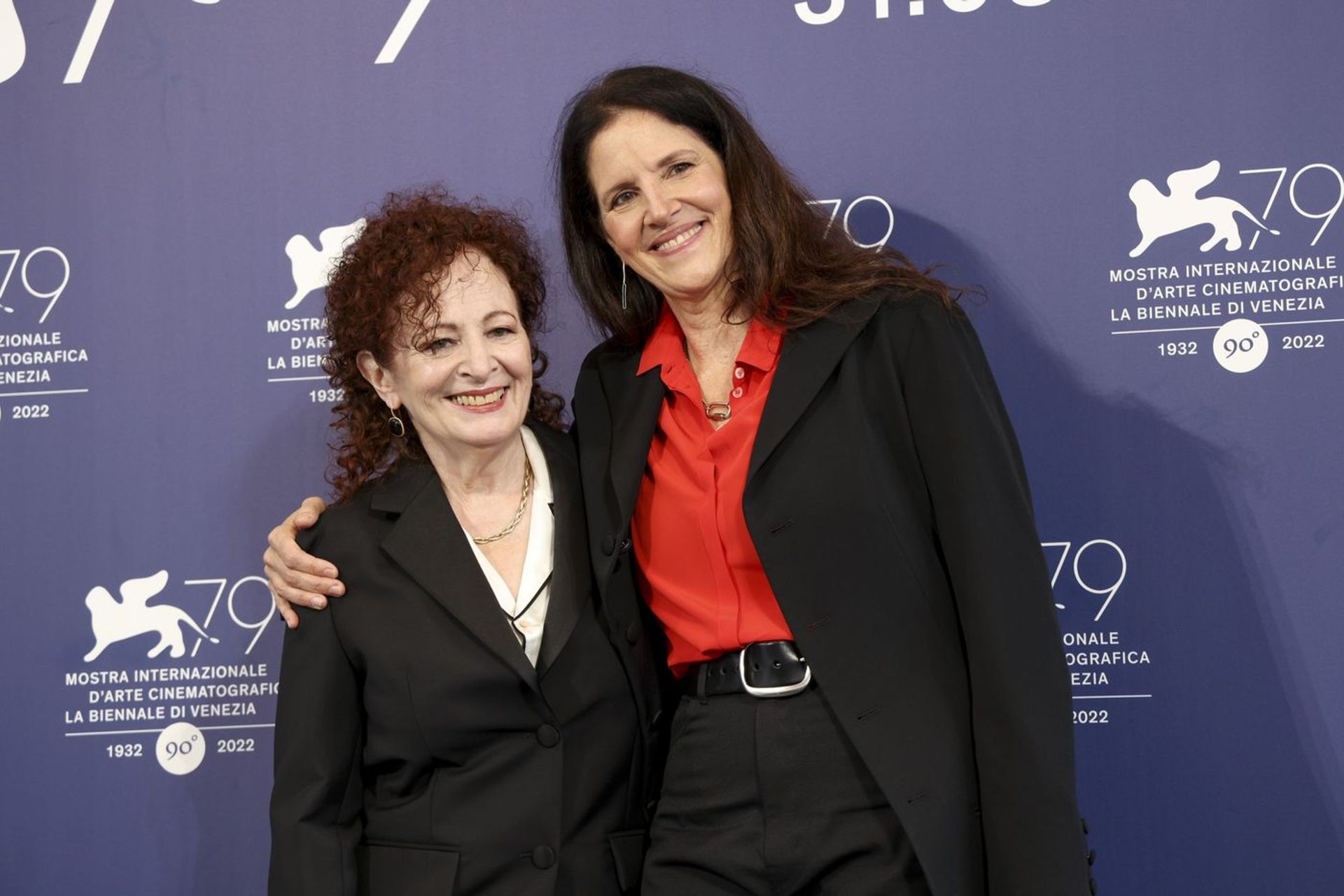 Nan Goldin et la réalisatrice Laura Poitras lors de la projection du film Toute la beauté et le sang versé à la 79e édition de la Mostra de Venise, le 3 septembre 2022. D.R.