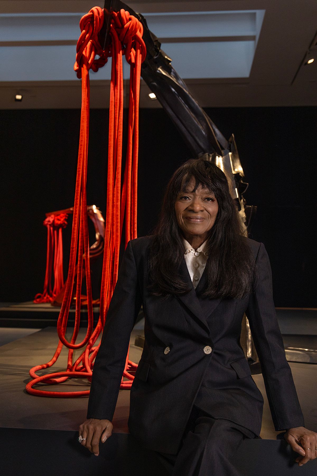 Barbara Chase-Riboud devant La Musica Josephine Black/Red, 2021. Collection privée, œuvre exposée à la Cité de la musique – Philharmonie de Paris. © Grace Roselli