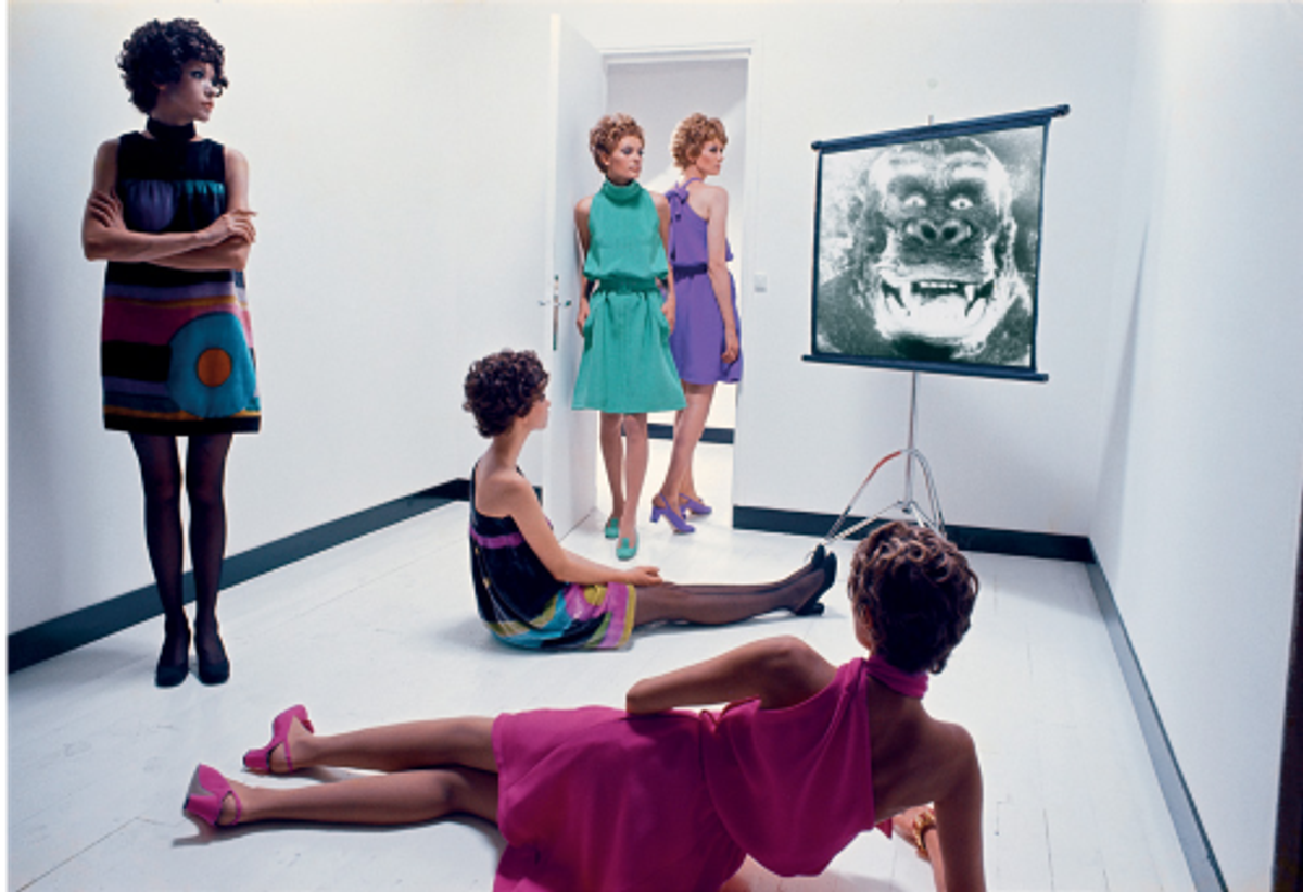 Helmut Newton, Elle (Paris), 1967, photographie. © Helmut Newton Foundation