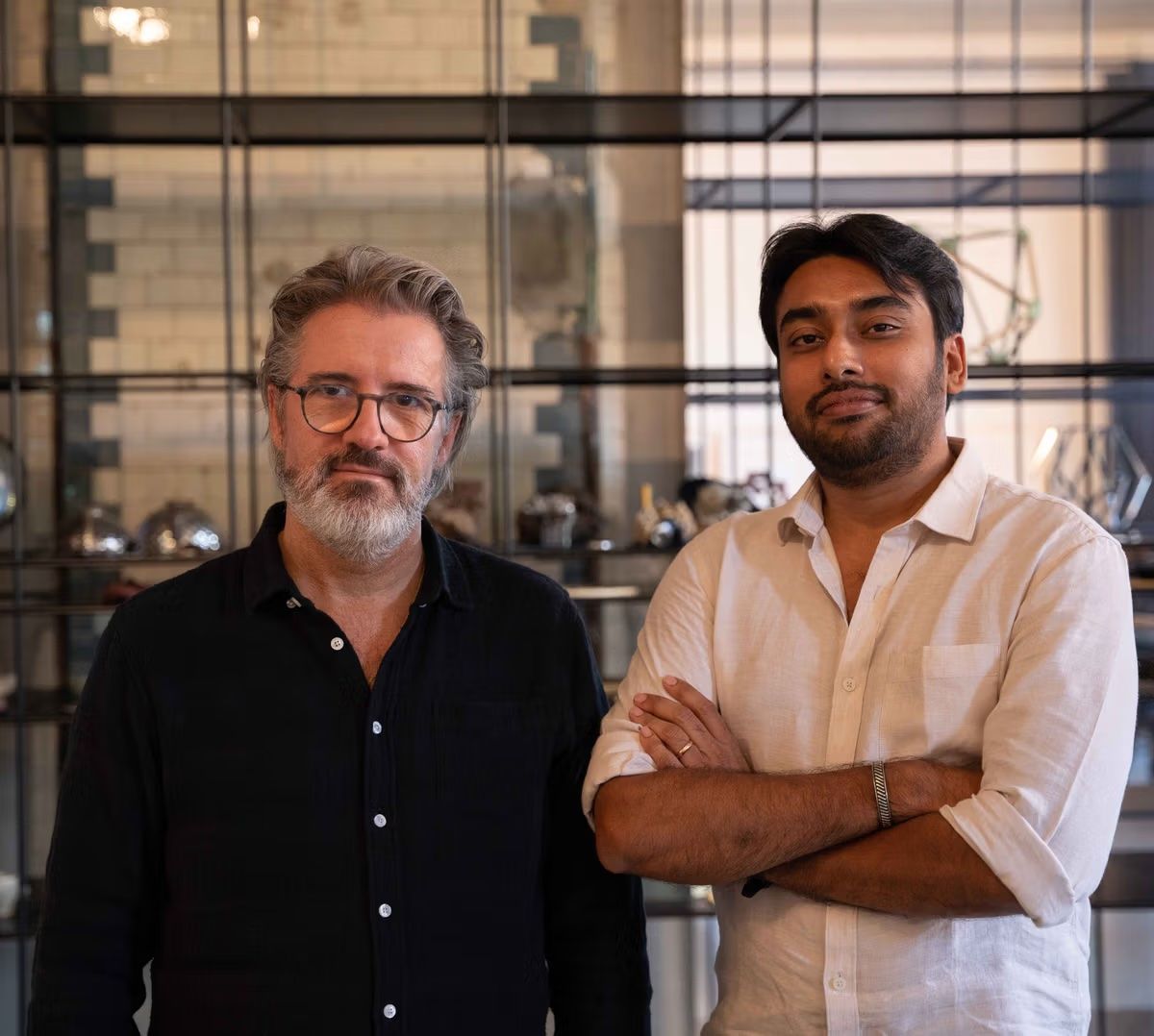 Olafur Eliasson (à gauche) et Vignesh Sundaresan ont collaboré à la conception de l’exposition inaugurale du Padimai Art & Tech Studio. Photo Yanina Isla