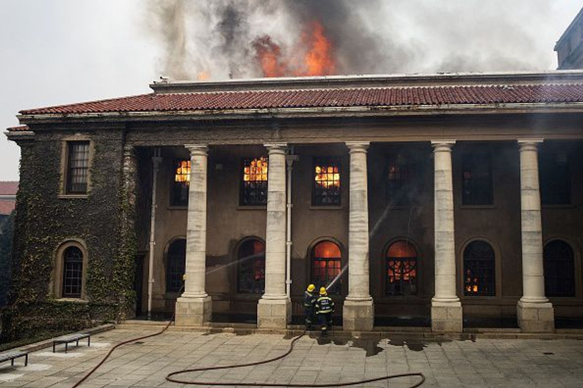 Les pompiers tentent d’éteindre l’incendie dans la Bibliothèque Jagger, le 18 avril. © Rodger Bosch / AFP via Getty Images