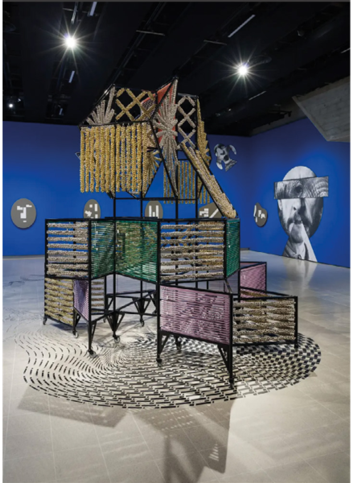 Vue de l’exposition « Haegue Yang. Leap Year », Hayward Gallery, Londres, 2024. Au premier plan : Sonic Dress Vehicle – Hulky Head, 2018, cloches et surfaces avec macramés ou stores.
Courtesy de l’artiste et de la Hayward Gallery. Photo Mark Blower