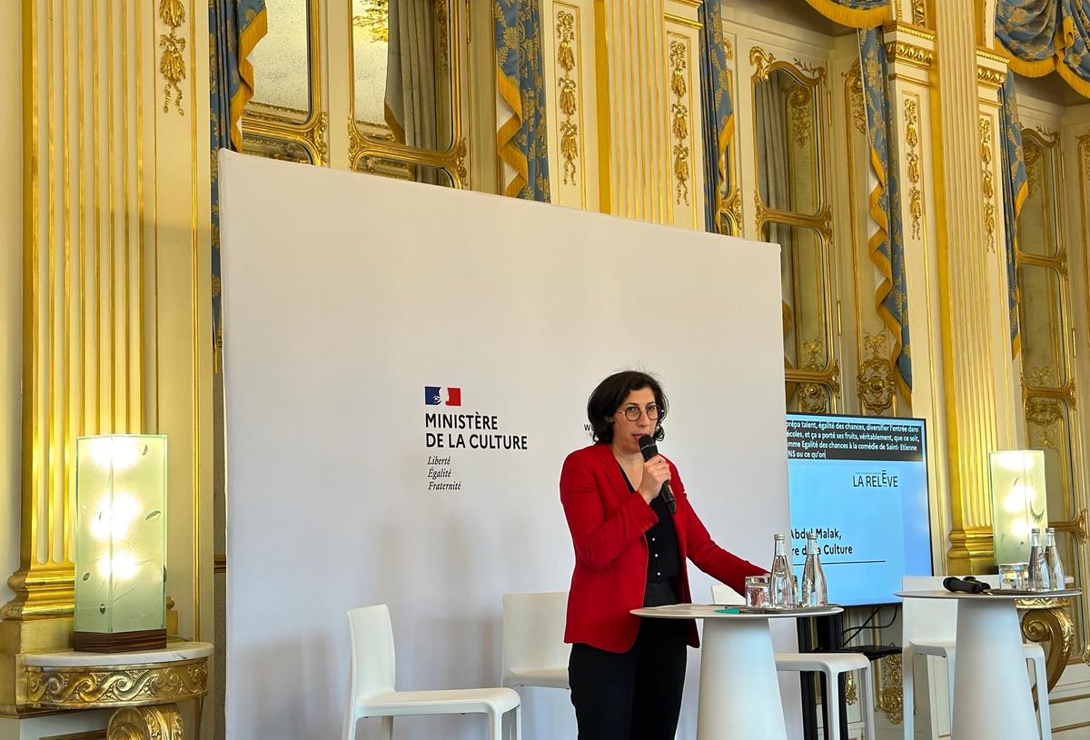 Rima Abdul Malak présentant le programme La Relève au ministère de la Culture, à Paris, le 4 décembre 2023. Photo : Philippe Régnier
