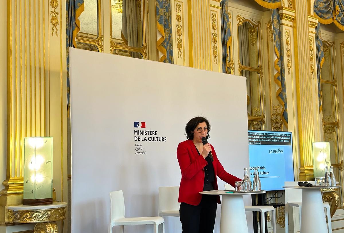 Rima Abdul Malak présentant le programme La Relève au ministère de la Culture, à Paris, le 4 décembre 2023. Photo : Philippe Régnier