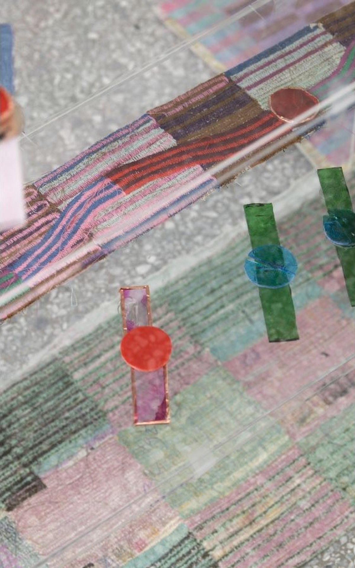 Anne Bourse, Around sex o’clock (2) (détail), 2024, verre acrylique, ruban adhésif, verre tinté, colle, fil, toile et pages Jaunes. Courtesy de l’artiste et de Crèvecœur, Paris. Photo Aurélien Mole